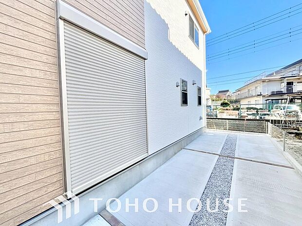 台風などの激しい雨風からお家を守るのはもちろん、空き巣対策などの防犯抑止や防音にも効果を発揮します。