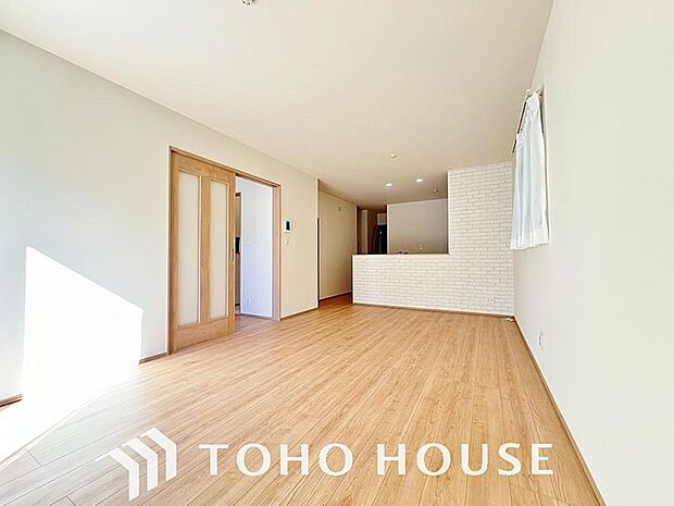 リビングも広く設け、訪れる人々を暖かく迎えてくれます。