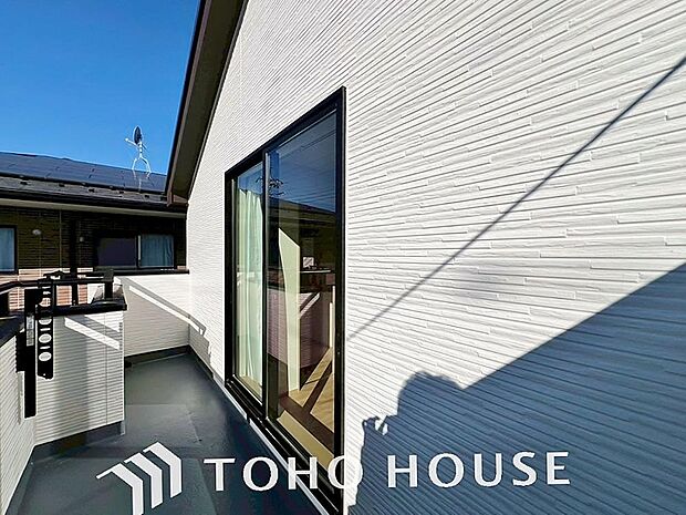 暖かい陽ざしが差込むバルコニーは、晴れた日には、洗濯物が良く乾きます。また、風通しも良好です。