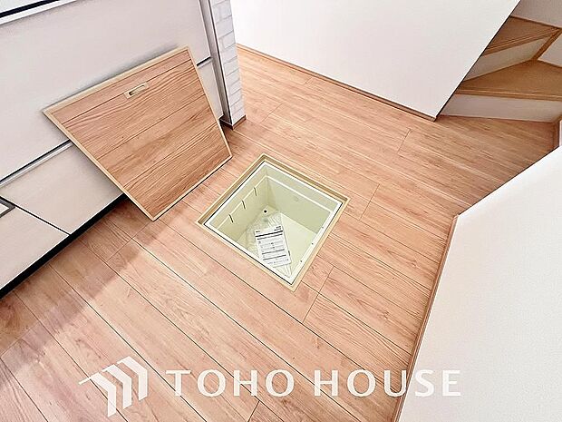 食品ストックや非常食・保存食の保管庫として活用できます。住まいの床下点検口としての役割もあります。