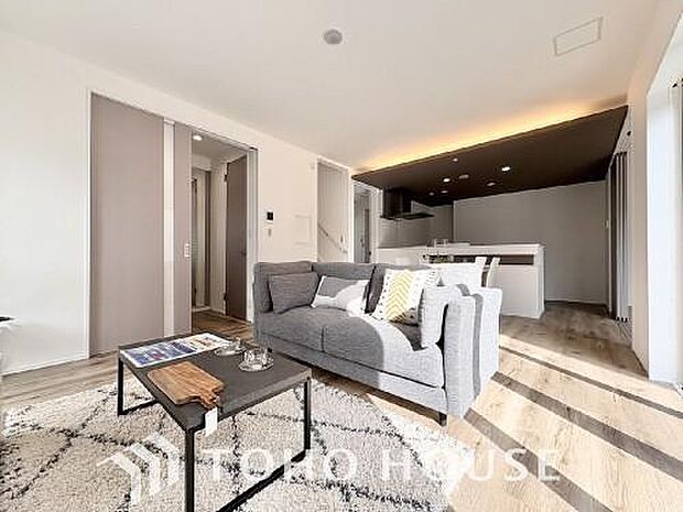 光と風があふれる開放的なリビングダイニングには自然と家族みんなが集まってきます。