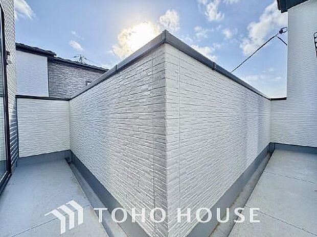 頬をなでる優しい風を感じることが出来るバルコニー。つい深呼吸をしたくなる気持ちの良い眺望です。