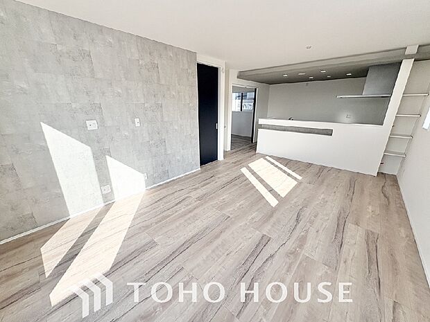 光と風があふれる開放的なリビングダイニングには自然と家族みんなが集まってきます。