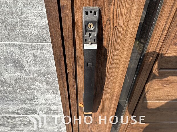 電子錠・カードキーシステム。合鍵を作りづらく、ピッキングが不可能なので、防犯対策に効果的です。