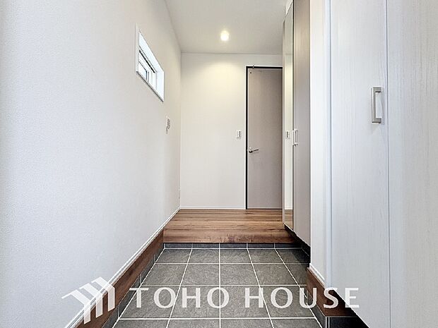 ゲストを招き、家族を迎える玄関は、ディスプレイや照明にこだわってみてはいかがでしょうか。