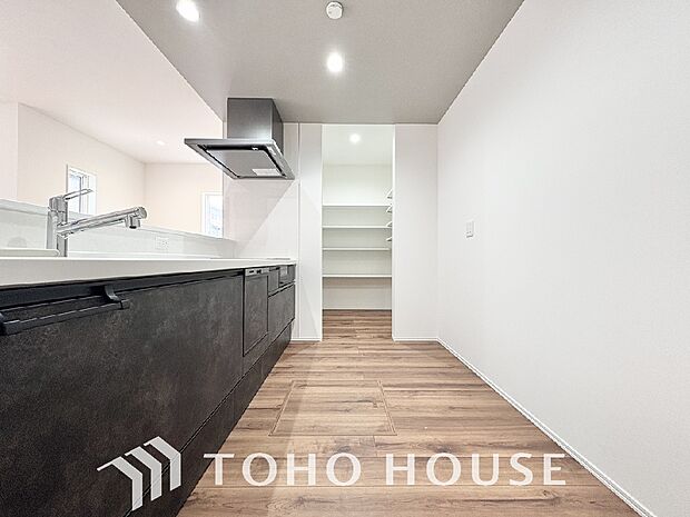 大型の冷蔵庫やレンジボードもしっかり置ける広々としたキッチンスペース。