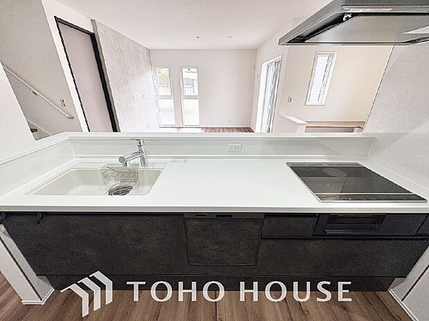 美しく使いやすいキッチン空間。優しい温もりを醸し出すキッチンは料理の為の配慮を随所に注ぎました。