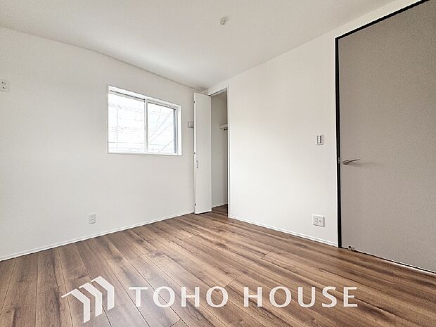 落ち着いたカラーの室内。インテリアやファブリックでお好みのテイストデザインを取り入れて頂けます。