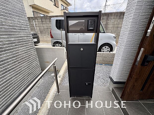 「宅配ボックス」留守中でも宅配便などの荷物が受け取れるため、昼間の宅配物の受け取りが困難な共働き世帯や、ネットショッピング等の通信販売をよく利用する人に需要が高い共用設備です。