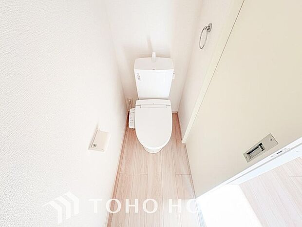 十分な広さと清潔感のあるカラーで纏まったおトイレ。時間に余裕とゆとりを持たせます。