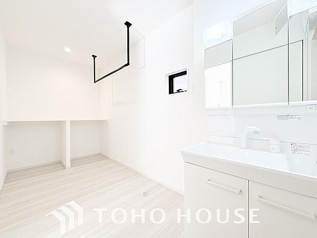 平日の朝であっても、落ち着きとくつろぎを感じられる空間。気持ちよく身だしなみを整えられます。