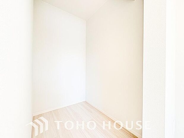奥行きあるクローゼットを採用。衣装ケースや、掃除機といった物を収納できるような造りになっております。