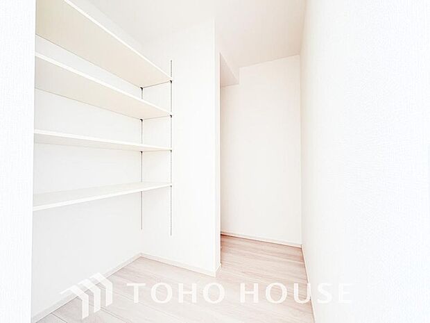 キッチン横にはパントリーを完備。ついつい買いすぎてしまった日用品や食料品のストックなどに。