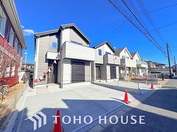 街並みの風景に包み込まれながら、瀟洒な印象も湛えて佇みます。