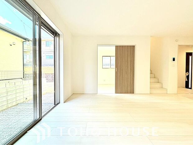 リビングも広く設け、訪れる人々を暖かく迎えてくれます。 