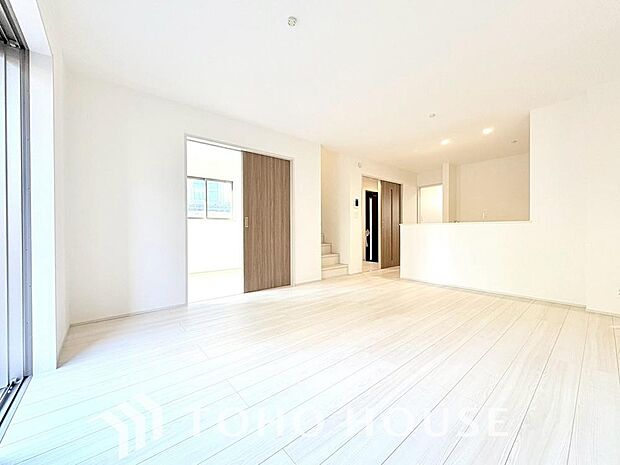 光が注がれる青い空から鮮やかに赤色にゆっくりと染まる。そんな優しい時間がここでは流れてゆく。