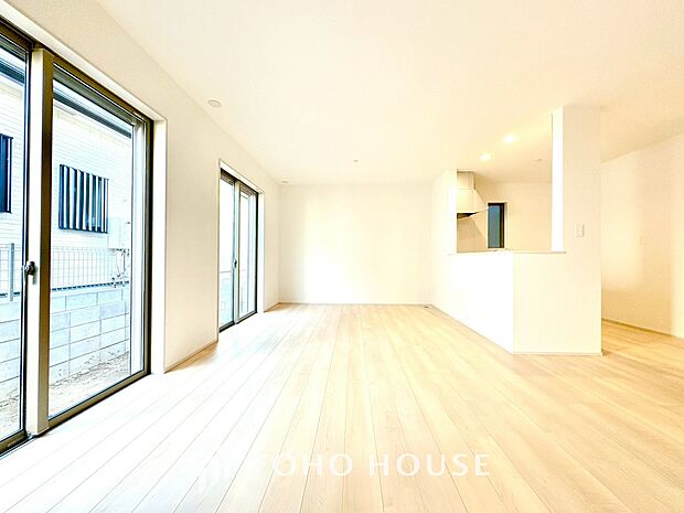 リビングも広く設け、訪れる人々を暖かく迎えてくれます。