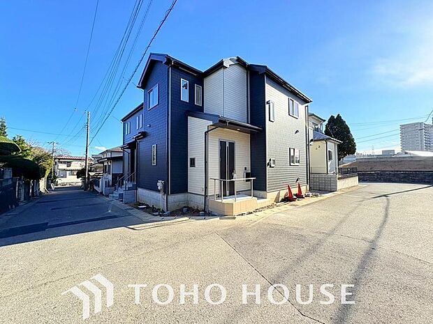 街並みの風景に包み込まれながら、瀟洒な印象も湛えて佇みます。