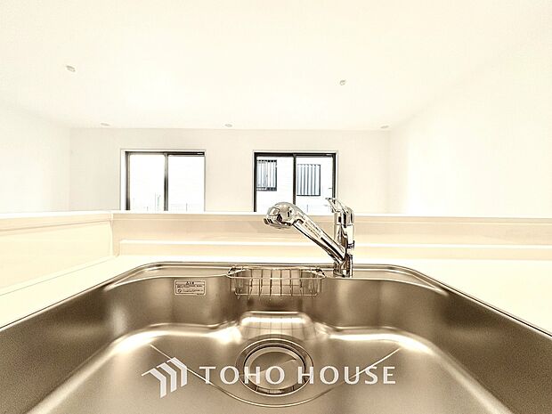 ワンタッチで浄水と原水を切り替えできる浄水器一体型水栓は水道水に含まれる有害物質を除去してくれます。