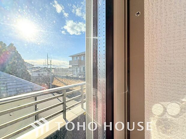 二層のガラスの間に空気層や特殊ガス層を作ることで断熱性能や結露防止効果を高めたサッシを装備してます。