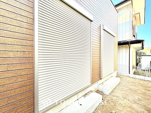 台風などの激しい雨風からお家を守るのはもちろん、空き巣対策などの防犯抑止や防音にも効果を発揮します。