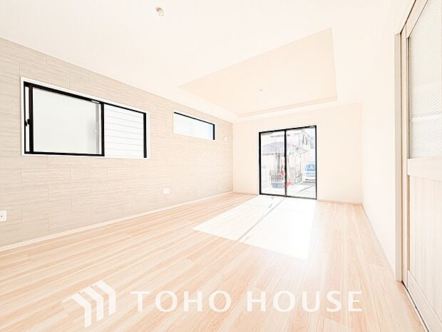 光が注がれる青い空から鮮やかに赤色にゆっくりと染まる。そんな優しい時間がここでは流れてゆく。