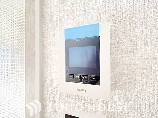 「見える安心」をカタチにしました。誰が来てもわかる様にモニター付きインターホンを設置。家事導線を考慮した個所に設置し、防犯性と利便性に優れ快適と安らぎを合わせた優しい設計。