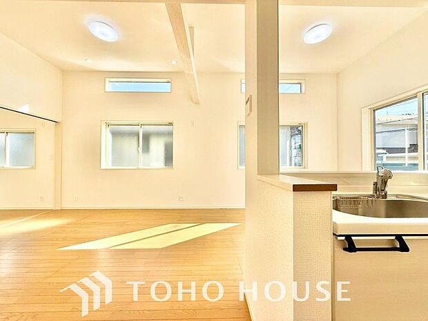 光が注がれる青い空から鮮やかに赤色にゆっくりと染まる。そんな優しい時間がここでは流れてゆく。