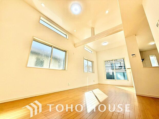 リビングも広く設け、訪れる人々を暖かく迎えてくれます。