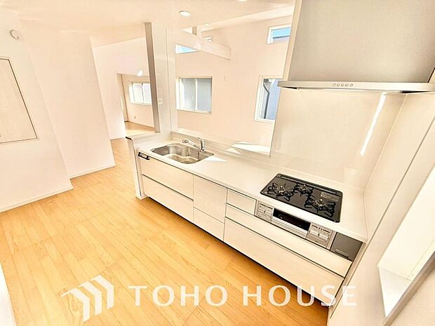 夫婦そろってキッチンに立っても調理がしやすく余裕の広さ。家事をしながら会話も弾みます。