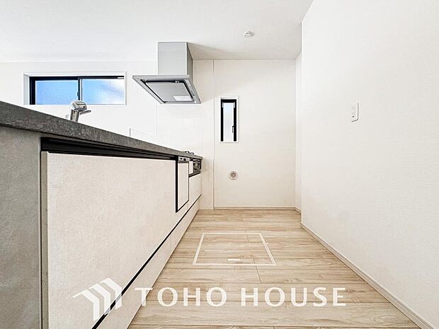 美しく使いやすいキッチン空間。優しい温もりを醸し出すキッチンは料理の為の配慮を随所に注ぎました。