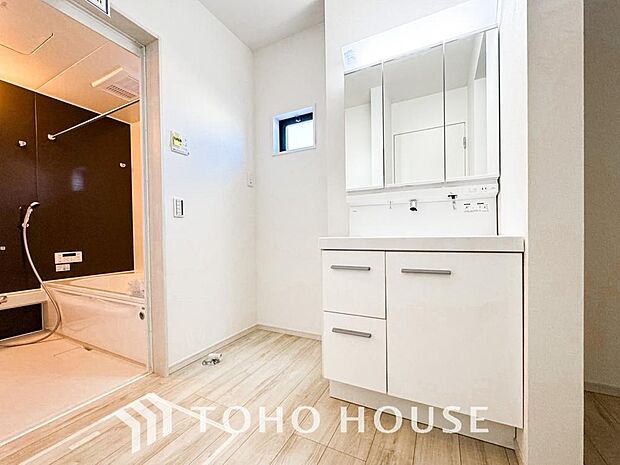 平日の朝であっても、落ち着きとくつろぎを感じられる空間。気持ちよく身だしなみを整えられます。