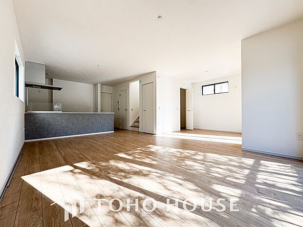 爽やかな通風と採光を存分に感じる事が出来る空間。毎日の暮らしに癒しをもたらす居心地の良いリビング。