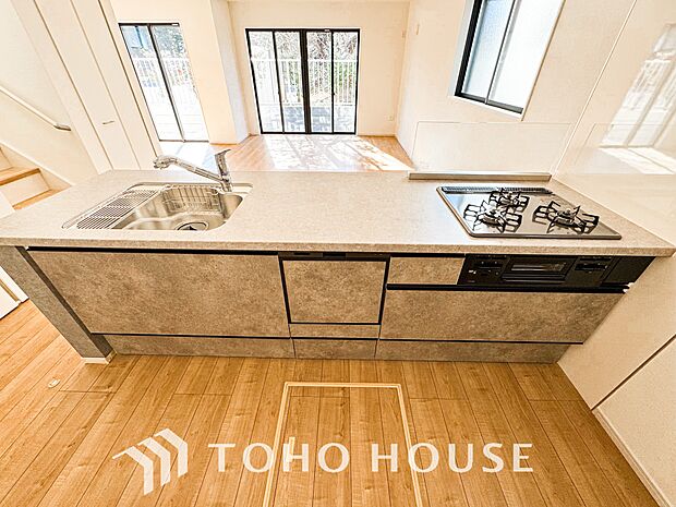 充実した収納スペースを搭載したシステムキッチンは、日々の家事がはかどります。