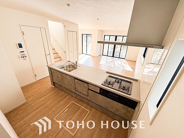 大型の冷蔵庫やレンジボードもしっかり置ける広々としたキッチンスペース。