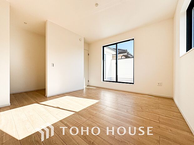 落ち着いたカラーの室内。インテリアやファブリックでお好みのテイストデザインを取り入れて頂けます。