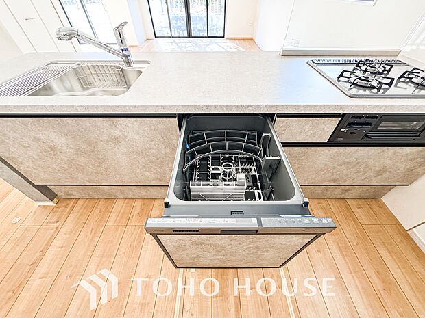 ビルトイン食洗機。高温のお湯や高圧水流を使うことにより汚れを効果的に落とすことができます。