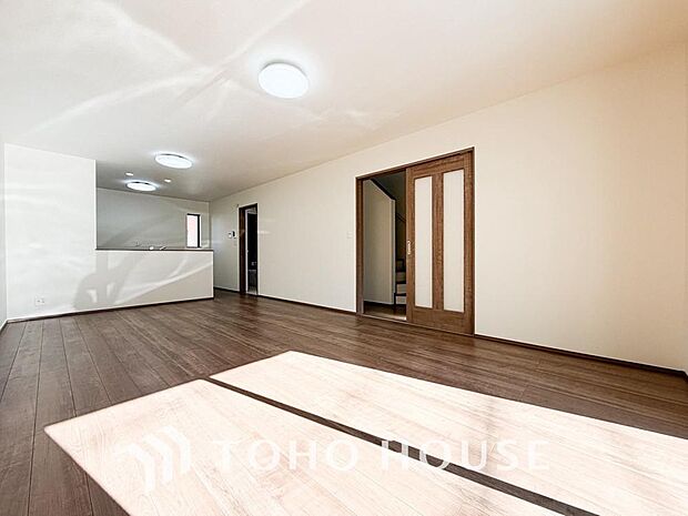 一日の中で多くの時間を過すことになるリビング。爽やかな通風と採光を存分に感じる事が出来る空間です。