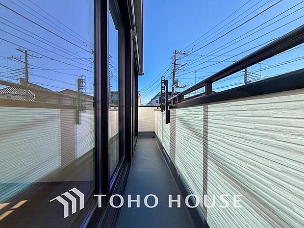 通風・採光に優れ、心地よい光と風があふれています。優しい陽射しが差し込むバルコニーとなっております。