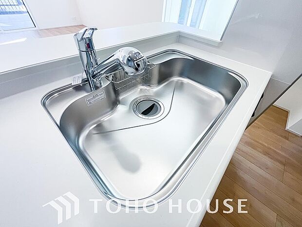 ワンタッチで浄水と原水を切り替えできる浄水器一体型水栓は水道水に含まれる有害物質を除去してくれます。