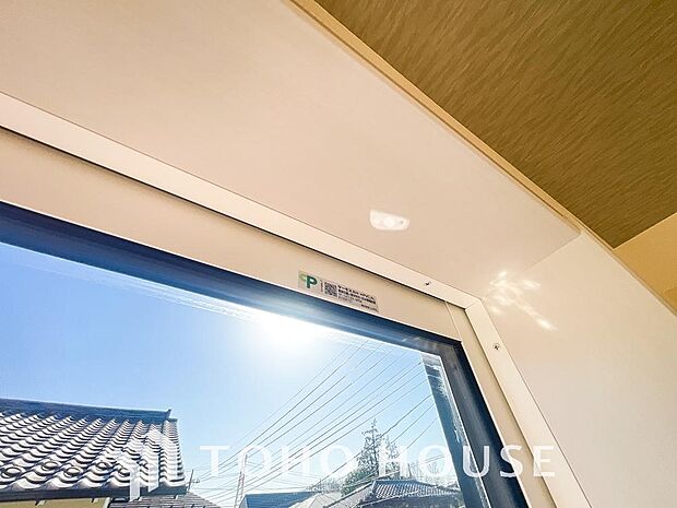 二層のガラスの間に空気層や特殊ガス層を作ることで断熱性能や結露防止効果を高めたサッシを装備してます。