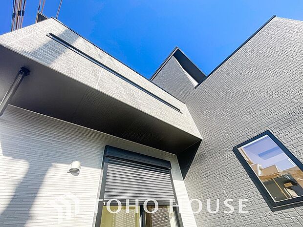 台風などの激しい雨風からお家を守るのはもちろん、空き巣対策などの防犯抑止や防音にも効果を発揮します。