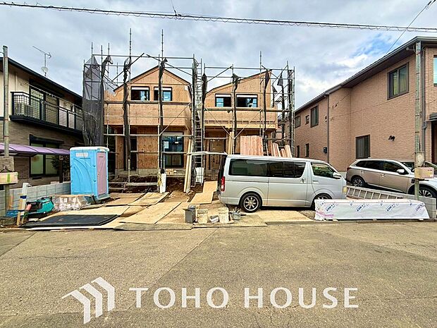 街並みの風景に包み込まれながら、瀟洒な印象も湛えて佇みます。