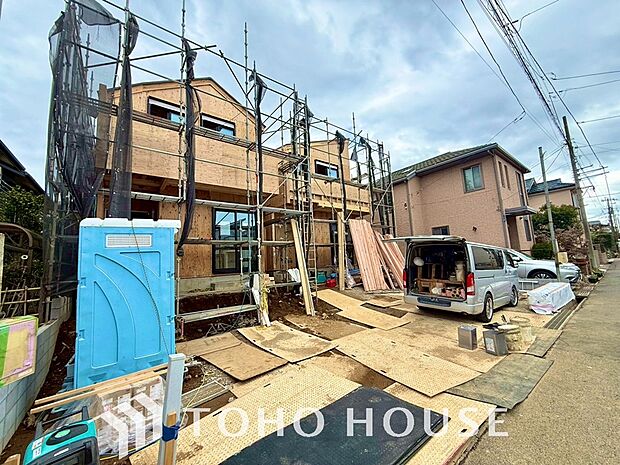 周辺環境とのコラボレーションにより明るく開放的な空間を演出しております。