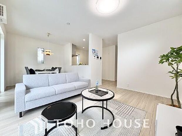 光が注がれる青い空から鮮やかに赤色にゆっくりと染まる。そんな優しい時間がここでは流れてゆく。