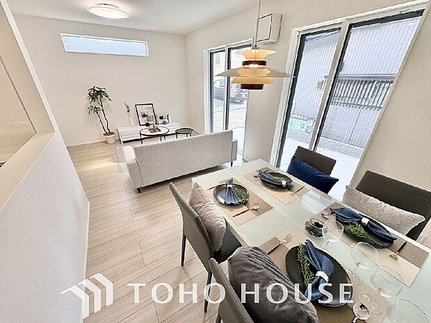 光と風があふれる開放的なリビングダイニングには自然と家族みんなが集まってきます。