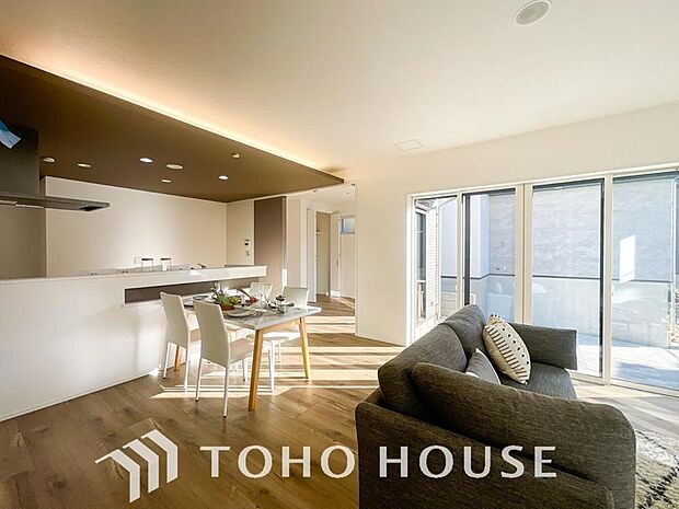 リビングも広く設け、訪れる人々を暖かく迎えてくれます。