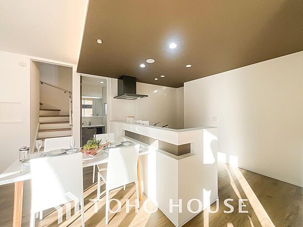 広々キッチンを採用。みんなで作った料理を召し上がりながらの会話は、どのような物になるのでしょうか。