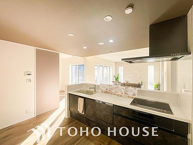 キッチンの収納は、デッドスペースになりやすい箇所を有効活用できる、スライド式収納を採用しました。