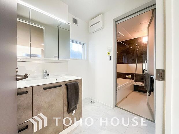 身だしなみのチェックがしやすい大きな鏡、下には収納がたっぷり。スッキリとした空間を演出いたします。